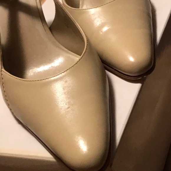 Gorgeous Tan Leather Slingback Pumps by Anne Klein - Picture 12 of 16